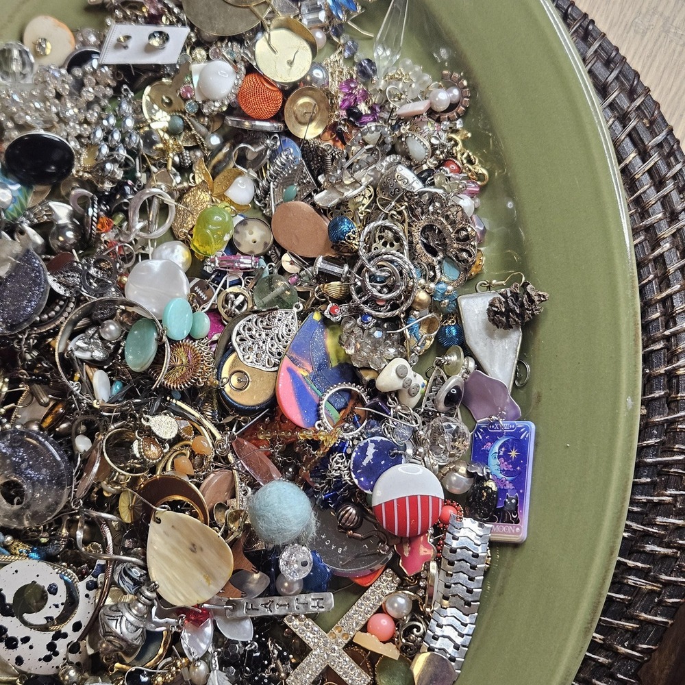 2 lbs Junk Jewelry Mystery Lot: Single Earrings Jewelry Pieces for Crafting/wear - Picture 5 of 15